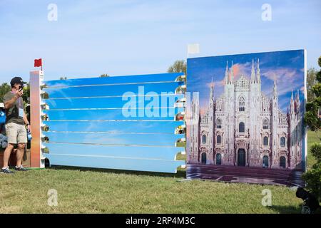 Mailand, Italie. 03 septembre 2023. Sport équestre : Championnat d'Europe, saut, individuel, finale avec 2 manches. Vue d'un obstacle montrant la cathédrale de Milan (Duomo). Crédit : Friso Gentsch/dpa/Alamy Live News Banque D'Images