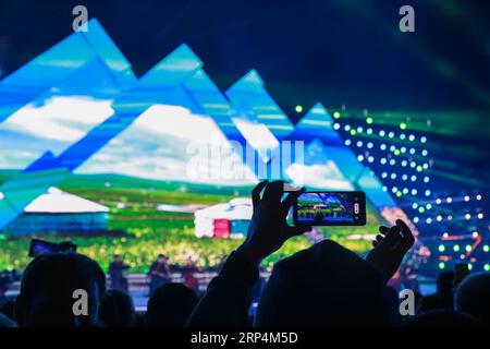 (230903) -- ARXAN, 3 septembre 2023 (Xinhua) -- des gens regardent un spectacle à un festival de musique à Arxan de la Ligue Hinggan, dans la région autonome de Mongolie intérieure du nord de la Chine, le 2 septembre 2023. Arxan, situé au pied sud-ouest des montagnes Dahinggan et à l'intersection de quatre grandes prairies, est une destination touristique de plus en plus populaire. Le marché du tourisme en Mongolie intérieure est en plein essor en 2023. De janvier à juillet, la région a reçu 124 millions de touristes nationaux, réalisant des recettes touristiques record de 176,22 milliards de yuans (24,48 milliards de dollars américains). (Xinhua/Wang Kaiyan) Banque D'Images