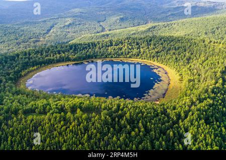 (230903) -- ARXAN, 3 septembre 2023 (Xinhua) -- cette photo aérienne prise le 31 août 2023 montre le paysage de Tianchi (Lac céleste) à Arxan de la Ligue Hinggan, dans la région autonome de Mongolie intérieure du nord de la Chine. Arxan, situé au pied sud-ouest des montagnes Dahinggan et à l'intersection de quatre grandes prairies, est une destination touristique de plus en plus populaire. Le marché du tourisme en Mongolie intérieure est en plein essor en 2023. De janvier à juillet, la région a reçu 124 millions de touristes nationaux, réalisant des recettes touristiques record de 176,22 milliards de yuans (24,48 milliards de dollars américains). (Xinhua/Lian Banque D'Images