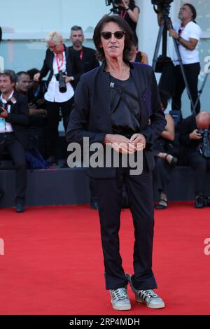 Alberto Fortis assiste à un tapis rouge pour le film "Poor Things" au 80e Festival International du film de Venise le 01 septembre 2023 à Venise, ITA Banque D'Images