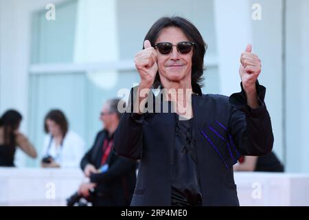 Alberto Fortis assiste à un tapis rouge pour le film "Poor Things" au 80e Festival International du film de Venise le 01 septembre 2023 à Venise, ITA Banque D'Images