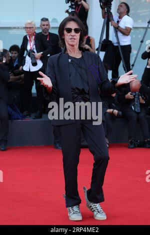 Alberto Fortis assiste à un tapis rouge pour le film "Poor Things" au 80e Festival International du film de Venise le 01 septembre 2023 à Venise, ITA Banque D'Images