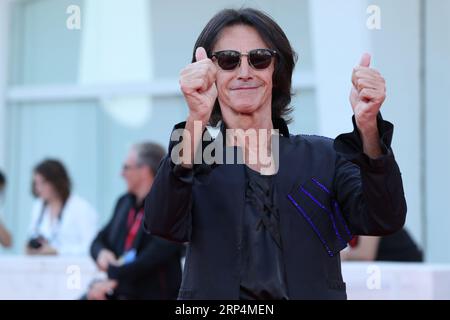 Alberto Fortis assiste à un tapis rouge pour le film "Poor Things" au 80e Festival International du film de Venise le 01 septembre 2023 à Venise, ITA Banque D'Images