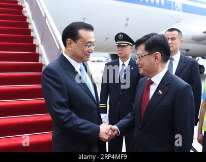 (181112) -- SINGAPOUR, le 12 novembre 2018 -- le premier ministre chinois Li Keqiang (L, front) arrive à Singapour, le 12 novembre 2018. Li est arrivé ici lundi pour commencer sa première visite officielle à Singapour. Au cours de la visite, Li participera également à la 21e réunion des dirigeants Chine-ASEAN (Association des nations de l'Asie du Sud-est) (10+1), à la 21e réunion des dirigeants ASEAN-Chine, Japon et Corée du Sud (10+3) et au 13e Sommet de l'Asie de l'est. (Gxn) SINGAPOUR-CHINE-LI KEQIANG-ARRIVÉE ZhangxLing PUBLICATIONxNOTxINxCHN Banque D'Images