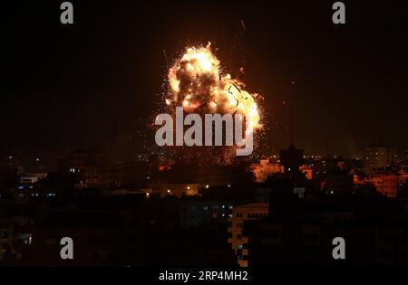 (181112) -- GAZA, 12 novembre 2018 () -- une photo prise le 12 novembre 2018 montre une explosion lors d'une frappe aérienne israélienne sur la chaîne de télévision Al-Aqsa Television dirigée par le Hamas dans la ville de Gaza. Les avions de guerre israéliens ont frappé avec huit missiles lundi soir le bâtiment de la télévision Al-Aqsa, une chaîne satellite appartenant au mouvement Hamas et diffusée depuis Gaza, a déclaré la station de radio locale du Hamas. () MIDEAST-GAZA-AIRSTRIKE Xinhua PUBLICATIONxNOTxINxCHN Banque D'Images