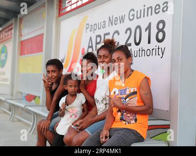 (181112) -- PORT MORESBY, 12 novembre 2018 -- des gens posent pour une photo en attendant un bus à Port Moresby, Papouasie-Nouvelle-Guinée, le 11 novembre 2018. Les dirigeants des économies de la région Asie-Pacifique se réunissent à Port Moresby, la capitale de la Papouasie-Nouvelle-Guinée, pour la semaine des dirigeants de la coopération économique Asie-Pacifique (APEC) du 12 au 18 novembre. (dtf) PAPOUASIE-NOUVELLE-GUINÉE-PORT MORESBY-APEC BaixXuefei PUBLICATIONxNOTxINxCHN Banque D'Images