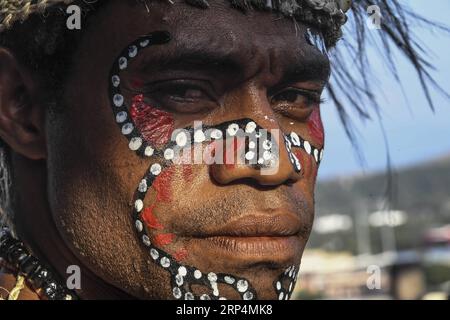 (181112) -- PORT MORESBY, 12 novembre 2018 -- une photo prise le 12 novembre 2018 montre un interprète de danse traditionnelle locale à Port Moresby, Papouasie-Nouvelle-Guinée. Les dirigeants des économies de la région Asie-Pacifique se réunissent à Port Moresby, la capitale de la Papouasie-Nouvelle-Guinée, pour la semaine des dirigeants de la coopération économique Asie-Pacifique (APEC) du 12 au 18 novembre. (dtf) PAPOUASIE-NOUVELLE-GUINÉE-PORT MORESBY-APEC LuixSiuxWai PUBLICATIONxNOTxINxCHN Banque D'Images