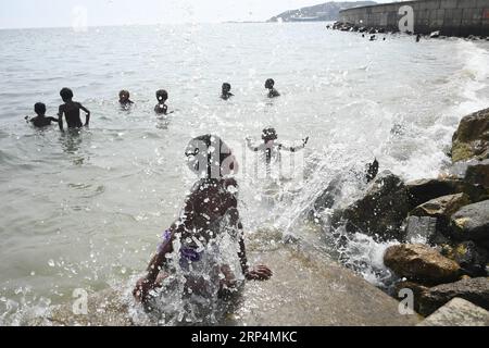 (181112) -- PORT MORESBY, 12 novembre 2018 -- des enfants jouent sur le rivage de la mer à Port Moresby, Papouasie-Nouvelle-Guinée, le 11 novembre 2018. Les dirigeants des économies de la région Asie-Pacifique se réunissent à Port Moresby, la capitale de la Papouasie-Nouvelle-Guinée, pour la semaine des dirigeants de la coopération économique Asie-Pacifique (APEC) du 12 au 18 novembre. Lui Siu Wai) (dtf) PAPOUASIE-NOUVELLE-GUINÉE-PORT MORESBY-APEC BaixXuefei PUBLICATIONxNOTxINxCHN Banque D'Images