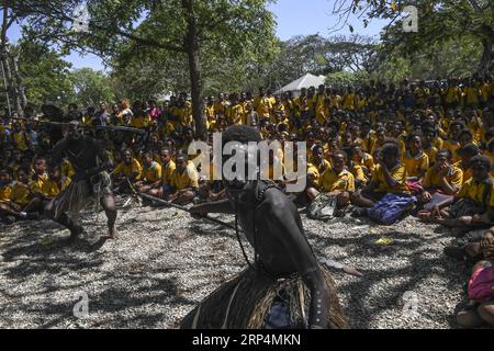 (181112) -- PORT MORESBY, 12 novembre 2018 -- des élèves regardent un spectacle de danse traditionnelle locale à Port Moresby, Papouasie-Nouvelle-Guinée, le 12 novembre 2018. Les dirigeants des économies de la région Asie-Pacifique se réunissent à Port Moresby, la capitale de la Papouasie-Nouvelle-Guinée, pour la semaine des dirigeants de la coopération économique Asie-Pacifique (APEC) du 12 au 18 novembre. (dtf) PAPOUASIE-NOUVELLE-GUINÉE-PORT MORESBY-APEC LuixSiuxWai PUBLICATIONxNOTxINxCHN Banque D'Images