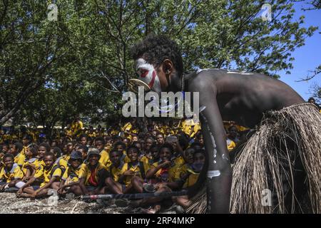 (181112) -- PORT MORESBY, 12 novembre 2018 -- des élèves regardent un spectacle de danse traditionnelle locale à Port Moresby, Papouasie-Nouvelle-Guinée, le 12 novembre 2018. Les dirigeants des économies de la région Asie-Pacifique se réunissent à Port Moresby, la capitale de la Papouasie-Nouvelle-Guinée, pour la semaine des dirigeants de la coopération économique Asie-Pacifique (APEC) du 12 au 18 novembre. Lui Siu Wai) (dtf) PAPOUASIE-NOUVELLE-GUINÉE-PORT MORESBY-APEC BaixXuefei PUBLICATIONxNOTxINxCHN Banque D'Images