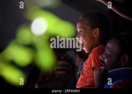 (181112) -- PORT MORESBY, 12 novembre 2018 -- Une fille sourit en regardant un spectacle de crocodiles à Port Moresby, Papouasie-Nouvelle-Guinée, le 10 novembre 2018. Les dirigeants des économies de la région Asie-Pacifique se réunissent à Port Moresby, la capitale de la Papouasie-Nouvelle-Guinée, pour la semaine des dirigeants de la coopération économique Asie-Pacifique (APEC) du 12 au 18 novembre. (dtf) PAPOUASIE-NOUVELLE-GUINÉE-PORT MORESBY-APEC LuixSiuxWai PUBLICATIONxNOTxINxCHN Banque D'Images