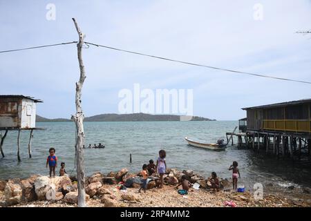 (181112) -- PORT MORESBY, 12 novembre 2018 -- des enfants jouent sur le rivage de la mer à Port Moresby, Papouasie-Nouvelle-Guinée, le 11 novembre 2018. Les dirigeants des économies de la région Asie-Pacifique se réunissent à Port Moresby, la capitale de la Papouasie-Nouvelle-Guinée, pour la semaine des dirigeants de la coopération économique Asie-Pacifique (APEC) du 12 au 18 novembre. (dtf) PAPOUASIE-NOUVELLE-GUINÉE-PORT MORESBY-APEC LuixSiuxWai PUBLICATIONxNOTxINxCHN Banque D'Images