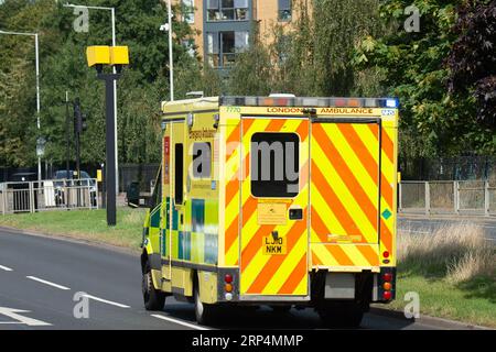 Uxbridge, London Borough of Hillingdon, Royaume-Uni. 3 septembre 2023. Une Ambulance londonienne sur un appel d'urgence à Uxbridge dans le quartier londonien de Hillingdon. Selon l’Agence britannique de sécurité sanitaire (UKHSA), le nombre de personnes admises à l’hôpital avec COVID-19 en Angleterre a atteint son taux le plus élevé en trois mois. Il y a eu 3,4 admissions pour 1 100 000 habitants au cours de la semaine précédant le 27 août, soit le taux le plus élevé depuis la mi-mai. Crédit : Maureen McLean/Alamy Live News Banque D'Images