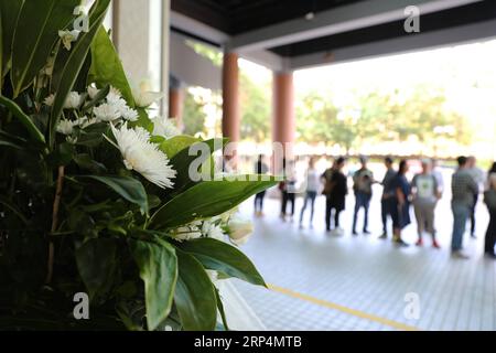 (181113) -- HONG KONG, 13 novembre 2018 -- les lecteurs attendent pour présenter leurs condoléances devant la Galerie Jin Yong du Musée du patrimoine de Hong Kong à Hong Kong, Chine méridionale, le 12 novembre 2018. Jin Yong, de son vrai nom Zha Liangyong (également connu sous le nom de Louis Cha), est universellement considéré comme le romancier Wuxia (arts martiaux et chevalerie) le plus influent du 20e siècle. Il mourut à l’âge de 94 ans le 30 octobre. Ses funérailles ont eu lieu le 12 novembre au Hong Kong Funeral Home. ) (Ry) CHINA-HONG KONG-JIN YONG-CONSOLENCE (CN) WuxXiaochu PUBLICATIONxNOTxINxCHN Banque D'Images