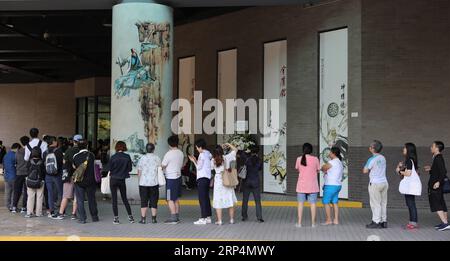 (181113) -- HONG KONG, 13 novembre 2018 -- les lecteurs attendent pour présenter leurs condoléances devant la Galerie Jin Yong du Musée du patrimoine de Hong Kong à Hong Kong, Chine méridionale, le 12 novembre 2018. Jin Yong, de son vrai nom Zha Liangyong (également connu sous le nom de Louis Cha), est universellement considéré comme le romancier Wuxia (arts martiaux et chevalerie) le plus influent du 20e siècle. Il mourut à l’âge de 94 ans le 30 octobre. Ses funérailles ont eu lieu le 12 novembre au Hong Kong Funeral Home. ) (Ry) CHINA-HONG KONG-JIN YONG-CONSOLENCE (CN) WuxXiaochu PUBLICATIONxNOTxINxCHN Banque D'Images