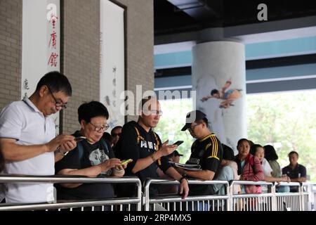 (181113) -- HONG KONG, 13 novembre 2018 -- les lecteurs attendent pour présenter leurs condoléances devant la Galerie Jin Yong du Musée du patrimoine de Hong Kong à Hong Kong, Chine méridionale, le 12 novembre 2018. Jin Yong, de son vrai nom Zha Liangyong (également connu sous le nom de Louis Cha), est universellement considéré comme le romancier Wuxia (arts martiaux et chevalerie) le plus influent du 20e siècle. Il mourut à l’âge de 94 ans le 30 octobre. Ses funérailles ont eu lieu le 12 novembre au Hong Kong Funeral Home. ) (Ry) CHINA-HONG KONG-JIN YONG-CONSOLENCE (CN) WuxXiaochu PUBLICATIONxNOTxINxCHN Banque D'Images