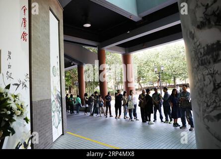 (181113) -- HONG KONG, 13 novembre 2018 -- les lecteurs attendent pour présenter leurs condoléances devant la Galerie Jin Yong du Musée du patrimoine de Hong Kong à Hong Kong, Chine méridionale, le 12 novembre 2018. Jin Yong, de son vrai nom Zha Liangyong (également connu sous le nom de Louis Cha), est universellement considéré comme le romancier Wuxia (arts martiaux et chevalerie) le plus influent du 20e siècle. Il mourut à l’âge de 94 ans le 30 octobre. Ses funérailles ont eu lieu le 12 novembre au Hong Kong Funeral Home. ) (Ry) CHINA-HONG KONG-JIN YONG-CONSOLENCE (CN) WuxXiaochu PUBLICATIONxNOTxINxCHN Banque D'Images