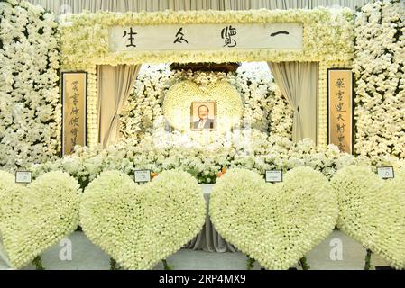 (181113) -- HONG KONG, le 13 novembre 2018 -- des fleurs sont déposées pour rendre hommage à Jin Yong au salon funéraire de Hong Kong à Hong Kong, dans le sud de la Chine, le 12 novembre 2018. Jin Yong, de son vrai nom Zha Liangyong (également connu sous le nom de Louis Cha), est universellement considéré comme le romancier Wuxia (arts martiaux et chevalerie) le plus influent du 20e siècle. Il mourut à l’âge de 94 ans le 30 octobre. Ses funérailles ont eu lieu le 12 novembre au Hong Kong Funeral Home. (Ry) CHINA-HONG KONG-JIN YONG-CONSOLENCE (CN) WuxXiaochu PUBLICATIONxNOTxINxCHN Banque D'Images