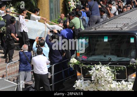 (181113) -- HONG KONG, 13 novembre 2018 -- le corbillard attend pour porter le cercueil de Jin Yong devant la Maison funéraire de Hong Kong à Hong Kong, Chine méridionale, 13 novembre 2018. Jin Yong, de son vrai nom Zha Liangyong (également connu sous le nom de Louis Cha), est universellement considéré comme le romancier Wuxia (arts martiaux et chevalerie) le plus influent du 20e siècle. Il mourut à l’âge de 94 ans le 30 octobre. Ses funérailles ont eu lieu le 12 novembre au Hong Kong Funeral Home. ) (Ry) CHINA-HONG KONG-JIN YONG-CONSOLENCE (CN) WuxXiaochu PUBLICATIONxNOTxINxCHN Banque D'Images