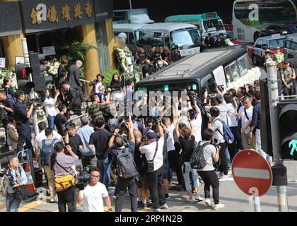 (181113) -- HONG KONG, 13 novembre 2018 -- le corbillard portant le cercueil de Jin Yong quitte la Maison funéraire de Hong Kong à Hong Kong, dans le sud de la Chine, le 13 novembre 2018. Jin Yong, de son vrai nom Zha Liangyong (également connu sous le nom de Louis Cha), est universellement considéré comme le romancier Wuxia (arts martiaux et chevalerie) le plus influent du 20e siècle. Il mourut à l’âge de 94 ans le 30 octobre. Ses funérailles ont eu lieu le 12 novembre au Hong Kong Funeral Home. ) (Ry) CHINA-HONG KONG-JIN YONG-CONSOLENCE (CN) WuxXiaochu PUBLICATIONxNOTxINxCHN Banque D'Images