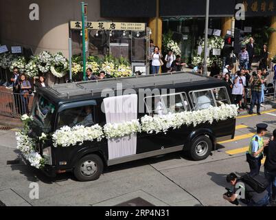 (181113) -- HONG KONG, 13 novembre 2018 -- le corbillard portant le cercueil de Jin Yong quitte la Maison funéraire de Hong Kong à Hong Kong, dans le sud de la Chine, le 13 novembre 2018. Jin Yong, de son vrai nom Zha Liangyong (également connu sous le nom de Louis Cha), est universellement considéré comme le romancier Wuxia (arts martiaux et chevalerie) le plus influent du 20e siècle. Il mourut à l’âge de 94 ans le 30 octobre. Ses funérailles ont eu lieu le 12 novembre au Hong Kong Funeral Home. ) (Ry) CHINA-HONG KONG-JIN YONG-CONSOLENCE (CN) WuxXiaochu PUBLICATIONxNOTxINxCHN Banque D'Images