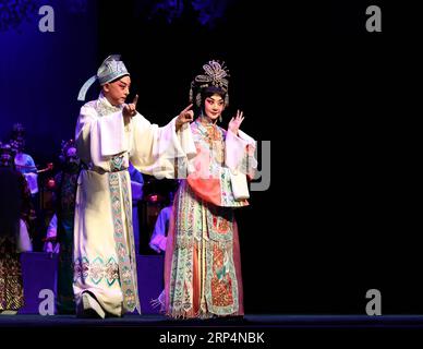 (181113) -- WUHAN, 13 novembre 2018 -- une photo prise le 13 novembre 2018 montre une scène de l'Opéra de Pékin Princesse Changping à l'Auditorium Hongshan à Wuhan, capitale de la province du Hubei en Chine centrale. Jouée par les artistes de l'Opéra de Pékin Yu Kuizhi et Li Shengsu, la princesse Changping raconte l'histoire d'une fille de l'empereur Chongzhen, le dernier empereur de la dynastie Ming (1368-1644 après J.-C.). (Gxn) CHINA-HUBEI-WUHAN-PÉKIN OPERA (CN) ZhaoxJun PUBLICATIONxNOTxINxCHN Banque D'Images