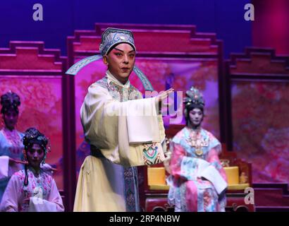 (181113) -- WUHAN, 13 novembre 2018 -- une photo prise le 13 novembre 2018 montre une scène de l'Opéra de Pékin Princesse Changping à l'Auditorium Hongshan à Wuhan, capitale de la province du Hubei en Chine centrale. Jouée par les artistes de l'Opéra de Pékin Yu Kuizhi et Li Shengsu, la princesse Changping raconte l'histoire d'une fille de l'empereur Chongzhen, le dernier empereur de la dynastie Ming (1368-1644 après J.-C.). (Gxn) CHINA-HUBEI-WUHAN-PÉKIN OPERA (CN) ZhaoxJun PUBLICATIONxNOTxINxCHN Banque D'Images