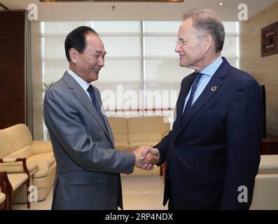 (181114) -- PÉKIN, le 14 novembre 2018 -- Cai Mingzhao (G), président de l'agence de presse chinoise Xinhua, rencontre Michael Moller, directeur général de l'Office des Nations Unies à Genève (ONUG), à Beijing, capitale de la Chine, le 14 novembre 2018. Avec un soutien ferme aux règles multilatérales avec les Nations Unies au cœur, Xinhua a forgé des relations de coopération étroites avec de nombreuses organisations des Nations Unies, a déclaré Cai à Moller. Comme Xinhua a un avantage à rassembler des informations et à publier des nouvelles dans différentes langues à travers le monde, Cai a promis que l'agence de presse d'État continuerait à faire mieux connaître le travail de l'ONU au public. CAI aussi calle Banque D'Images