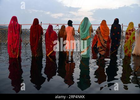 (181114) -- NEW DELHI, 14 novembre 2018 -- des femmes hindoues exécutent des rituels pour marquer le festival Chhath Puja, dédié au culte du Dieu Soleil, sur la rive de la rivière Yamuna à New Delhi, Inde, le 14 novembre 2018. Chhath festival est une ancienne fête hindoue au cours de laquelle un hommage est rendu au soleil et aux dieux de l'eau huit jours après Diwali, pour la longévité et la prospérité des membres de la famille. (hy) INDE-NEW DELHI-HINDU-FESTIVAL ParthaxSarkar PUBLICATIONxNOTxINxCHN Banque D'Images