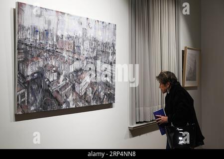 (181114) -- BRUXELLES, le 14 novembre 2018 -- Un visiteur voit l'œuvre urbaine de Zhao Zhengrong à l'exposition le vent de la mer - l'esthétique moderne de l'école de Shanghai et l'art de la jeunesse en Chine Centre culturel, Bruxelles, Belgique, le 14 novembre 2018. L'exposition, qui durera jusqu'au 15 janvier 2019, présente les œuvres contemporaines de 27 jeunes artistes. BELGIQUE-BRUXELLES-EXPOSITION-LE VENT DE LA MER ZHENGXHUANSONG PUBLICATIONXNOTXINXCHN Banque D'Images