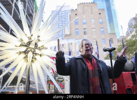 (181114) -- NEW YORK, 14 novembre 2018 -- l'architecte Daniel Libeskind, concepteur de la nouvelle star Swarovski, prend la parole lors d'une cérémonie au Rockefeller Center à New York, aux États-Unis, le 14 novembre 2018. Une nouvelle étoile, qui comporte 3 millions de cristaux Swarovski sur 70 pointes illuminées, a été dévoilée et élevée au sommet du sapin de Noël du Rockefeller Center mercredi pour la saison de Noël à venir.) U.S.-NEW YORK-ROCKEFELLER CENTER-CHRISTMAS TREE-SWAROVSKI STAR WANGXYING PUBLICATIONXNOTXINXCHN Banque D'Images