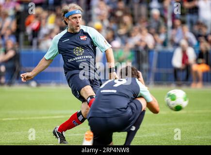 Hambourg, Allemagne. 03 septembre 2023. L'acteur Bjarne Mädel donne un coup de pied au match de football caritatif « Kicken mit Herz » du Centre médical universitaire de Hambourg-Eppendorf au profit de la médecine cardiaque infantile. Crédit : Axel Heimken/dpa/Alamy Live News Banque D'Images