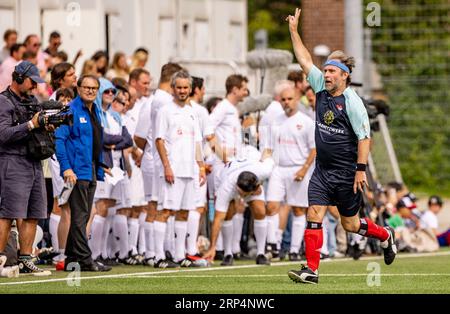 Hambourg, Allemagne. 03 septembre 2023. L'acteur Bjarne Mädel se laisse célébrer pour un but dans le match de football caritatif 'Kicken mit Herz' de l'hôpital universitaire de Hambourg-Eppendorf au profit de la médecine cardiaque infantile. Crédit : Axel Heimken/dpa/Alamy Live News Banque D'Images