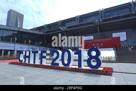 (181115) -- SHENZHEN, 15 novembre 2018 -- la photo prise le 14 novembre 2018 montre la vue extérieure de la salle d'exposition de la 20e Foire Hi-Tech chinoise (CHTF) à Shenzhen, dans la province du Guangdong du sud de la Chine. Plus de 60 délégations de plus de 40 pays, régions et organisations internationales ont participé au CHTF, qui a ouvert ses portes mercredi à Shenzhen, apportant plus de 1 000 nouveaux produits et technologies à cet événement de cinq jours. (Ry) CHINA-SHENZHEN-HI-TECH FAIR (CN) MaoxSiqian PUBLICATIONxNOTxINxCHN Banque D'Images