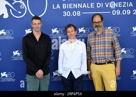 Venise, Italie. 3 septembre 2023. Le réalisateur Bertrand Bonello (C) et les membres de son équipe assistent à un photocall pour le film 'la bete' lors du 80e Festival International du film de Venise à Venise, Italie, le 3 septembre 2023. Crédit : Jin Mamengni/Xinhua/Alamy Live News Banque D'Images