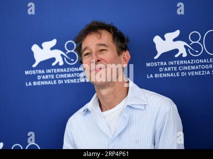 Venise, Italie. 3 septembre 2023. Le réalisateur Bertrand Bonello assiste à un photocall pour le film 'la bete' lors du 80e Festival International du film de Venise à Venise, Italie, le 3 septembre 2023. Crédit : Jin Mamengni/Xinhua/Alamy Live News Banque D'Images