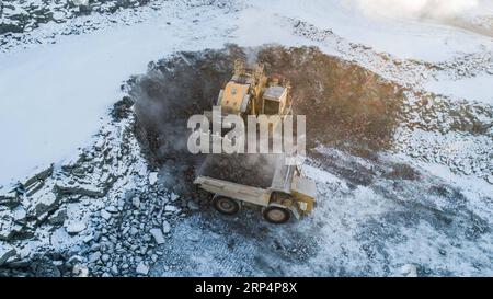 (181115) -- MOSCOU, le 15 novembre 2018 -- Une excavatrice minière charge un camion dans une mine de diamants à ciel ouvert en République de Sakha (Yakoutie), Russie, le 13 novembre 2018. Alrosa, le premier minier mondial de diamants, opère en République de Sakha (Yakoutie) et dans la région d Arkhangelsk, exploitant 11 cheminées de kimberlite et 16 dépôts alluviaux dans le climat rude de l extrême-Nord russe. )(YY) RUSSIE-ALROSA-MINE DE DIAMANTS BaixXueqi PUBLICATIONxNOTxINxCHN Banque D'Images