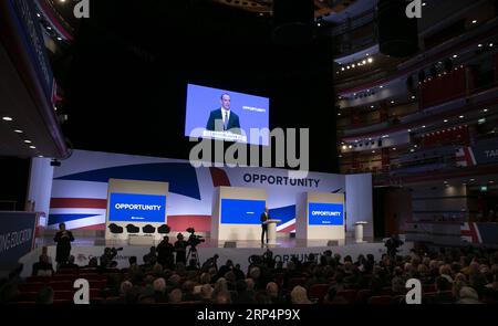 (181115) -- LONDRES, 15 novembre 2018 (Xinhua) -- la photo prise le 1 octobre 2018 montre le secrétaire britannique au Brexit Dominic Raab prononçant son discours d'ouverture lors de la conférence annuelle du Parti conservateur 2018 à Birmingham, en Grande-Bretagne. Le secrétaire britannique du Brexit, Dominic Raab, a démissionné jeudi, affirmant qu’il ne pouvait soutenir le projet d’accord sur le Brexit entre Londres et Bruxelles. (Xinhua/Han Yan)(dtf) GRANDE-BRETAGNE-LONDRES-BREXIT-DOMINIC RAAB-RESIDATION PUBLICATIONxNOTxINxCHN Banque D'Images