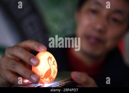 (181115) -- HEFEI, 15 novembre 2018 -- Wang Jian, conducteur de train et héritier représentatif du patrimoine culturel immatériel provincial de sculpture d'œufs de Luzhou , montre une œuvre de sculpture d'œufs dans son atelier de Hefei, dans la province d'Anhui de l'est de la Chine, le 14 novembre 2018. Wang pratique la sculpture des œufs depuis 24 ans. En plus de ceux qui reflètent la culture traditionnelle chinoise, il a également créé plus de 30 œuvres de sculpture d'œufs à motif locomoteur pour mettre en valeur les changements des trains en Chine au fil des ans. (Gxn) CHINA-ANHUI-HEFEI-EGG CARVING (CN) ZhangxDuan PUBLICATIONxNOTxINxCHN Banque D'Images