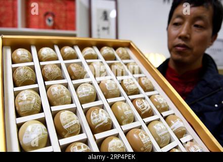 (181115) -- HEFEI, 15 novembre 2018 -- Wang Jian, conducteur de train et héritier représentatif du patrimoine culturel immatériel provincial de sculpture d'œufs de Luzhou , montre une série d'œuvres de sculpture d'œufs sur le thème des locomotives dans son atelier de Hefei, dans la province d'Anhui de l'est de la Chine, le 14 novembre 2018. Wang pratique la sculpture des œufs depuis 24 ans. En plus de ceux qui reflètent la culture traditionnelle chinoise, il a également créé plus de 30 œuvres de sculpture d'œufs à motif locomoteur pour mettre en valeur les changements des trains en Chine au fil des ans. (Gxn) CHINA-ANHUI-HEFEI-EGG CARVING (CN) ZhangxDuan PUBLICATIONxNOTxINxCHN Banque D'Images