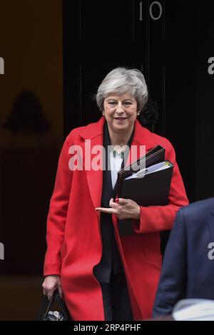 (181115) -- LONDRES, 15 novembre 2018 (Xinhua) -- la première ministre britannique Theresa May quitte le 10 Downing Street pour parler au Parlement britannique du projet d'accord sur le Brexit à Londres, en Grande-Bretagne, le 15 novembre 2018. (Xinhua/Stephen Chung) (dtf) GRANDE-BRETAGNE-LONDRES-BREXIT-THERESA MAY PUBLICATIONxNOTxINxCHN Banque D'Images