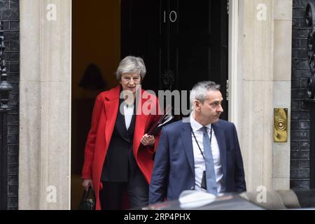 (181115) -- LONDRES, 15 novembre 2018 (Xinhua) -- la première ministre britannique Theresa May (L) quitte le 10 Downing Street pour parler au Parlement britannique du projet d'accord sur le Brexit à Londres, en Grande-Bretagne, le 15 novembre 2018. (Xinhua/Stephen Chung) (dtf) GRANDE-BRETAGNE-LONDRES-BREXIT-THERESA MAY PUBLICATIONxNOTxINxCHN Banque D'Images