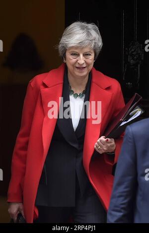 (181115) -- LONDRES, 15 novembre 2018 (Xinhua) -- la première ministre britannique Theresa May quitte le 10 Downing Street pour parler au Parlement britannique du projet d'accord sur le Brexit à Londres, en Grande-Bretagne, le 15 novembre 2018. (Xinhua/Stephen Chung) (dtf) GRANDE-BRETAGNE-LONDRES-BREXIT-THERESA MAY PUBLICATIONxNOTxINxCHN Banque D'Images