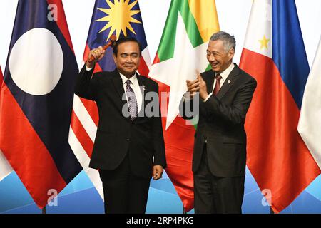 (181115) -- SINGAPOUR, le 15 novembre 2018 -- le Premier ministre de Singapour, Lee Hsien Loong (à droite) et le Premier ministre thaïlandais, Prayut Chan-o-cha, assistent à la cérémonie de clôture du 33e Sommet de l'Association des nations de l'Asie du Sud-est (ASEAN) et aux réunions connexes à Singapour, le 15 novembre 2018. L'ANASE a conclu son 33e sommet jeudi en s'engageant à rester dans la voie de l'intégration économique. SINGAPOUR-ASEAN-SOMMET-CÉRÉMONIE DE CLÔTURE ThenxChihxWey PUBLICATIONxNOTxINxCHN Banque D'Images