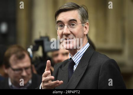 (181115) -- LONDRES, 15 novembre 2018 -- Jacob Rees-Mogg, membre du Parlement britannique et président du European Research Group, s'adresse aux médias devant les chambres du Parlement à Londres, en Grande-Bretagne, le 15 novembre 2018. Le député conservateur Jacob Rees-Mogg, qui soutient le Brexit, a demandé un vote de défiance sur le projet d accord de la première ministre britannique Theresa May pour quitter l Union européenne (UE) en mars 2019. BRITAIN-LONDON-MP-JACOB REES-MOGG-STATEMENT STEPHENXCHUNG PUBLICATIONXNOTXINXCHN Banque D'Images