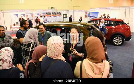 (181115) -- LE CAIRE, le 15 novembre 2018 -- les visiteurs sont vus lors de l'exposition sur l'investissement et le commerce Egypte-Chine au Caire, Egypte, le 15 novembre 2018. La deuxième Expo Égypte-Chine sur l'investissement et le commerce et le Forum de coopération Belt and Road Chine-Égypte ont débuté jeudi au Caire. ÉGYPTE-CAIRE-CHINE-INVESTISSEMENT ET COMMERCE EXPO WUXHUIWO PUBLICATIONXNOTXINXCHN Banque D'Images