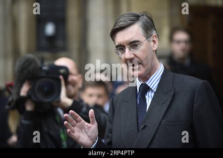 (181115) -- LONDRES, 15 novembre 2018 -- Jacob Rees-Mogg, membre du Parlement britannique et président du European Research Group, s'adresse aux médias devant les chambres du Parlement à Londres, en Grande-Bretagne, le 15 novembre 2018. Le député conservateur Jacob Rees-Mogg, qui soutient le Brexit, a demandé un vote de défiance sur le projet d accord de la première ministre britannique Theresa May pour quitter l Union européenne (UE) en mars 2019. BRITAIN-LONDON-MP-JACOB REES-MOGG-STATEMENT STEPHENXCHUNG PUBLICATIONXNOTXINXCHN Banque D'Images