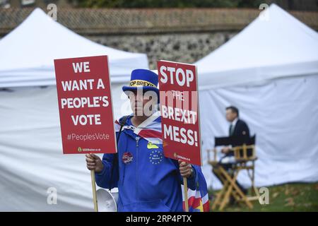 (181115) -- LONDRES, 15 novembre 2018 -- Un homme manifeste devant la Chambre des communes pour exiger un vote populaire sur le Brexit à Londres, en Grande-Bretagne, le 15 novembre 2018.) ROYAUME-UNI-LONDRES-BREXIT-PROTEST StephenxChung PUBLICATIONxNOTxINxCHN Banque D'Images