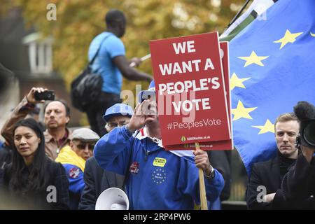 (181115) -- LONDRES, le 15 novembre 2018 -- les gens protestent devant la Chambre des communes pour exiger un vote populaire sur le Brexit à Londres, en Grande-Bretagne, le 15 novembre 2018.) ROYAUME-UNI-LONDRES-BREXIT-PROTEST StephenxChung PUBLICATIONxNOTxINxCHN Banque D'Images