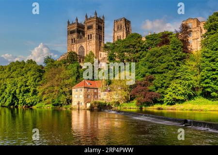 Cathédrale de Durham et Old Fulling Mill, sur les rives de la rivière Wear, par une journée ensoleillée de printemps, comté de Durham, Royaume-Uni Banque D'Images